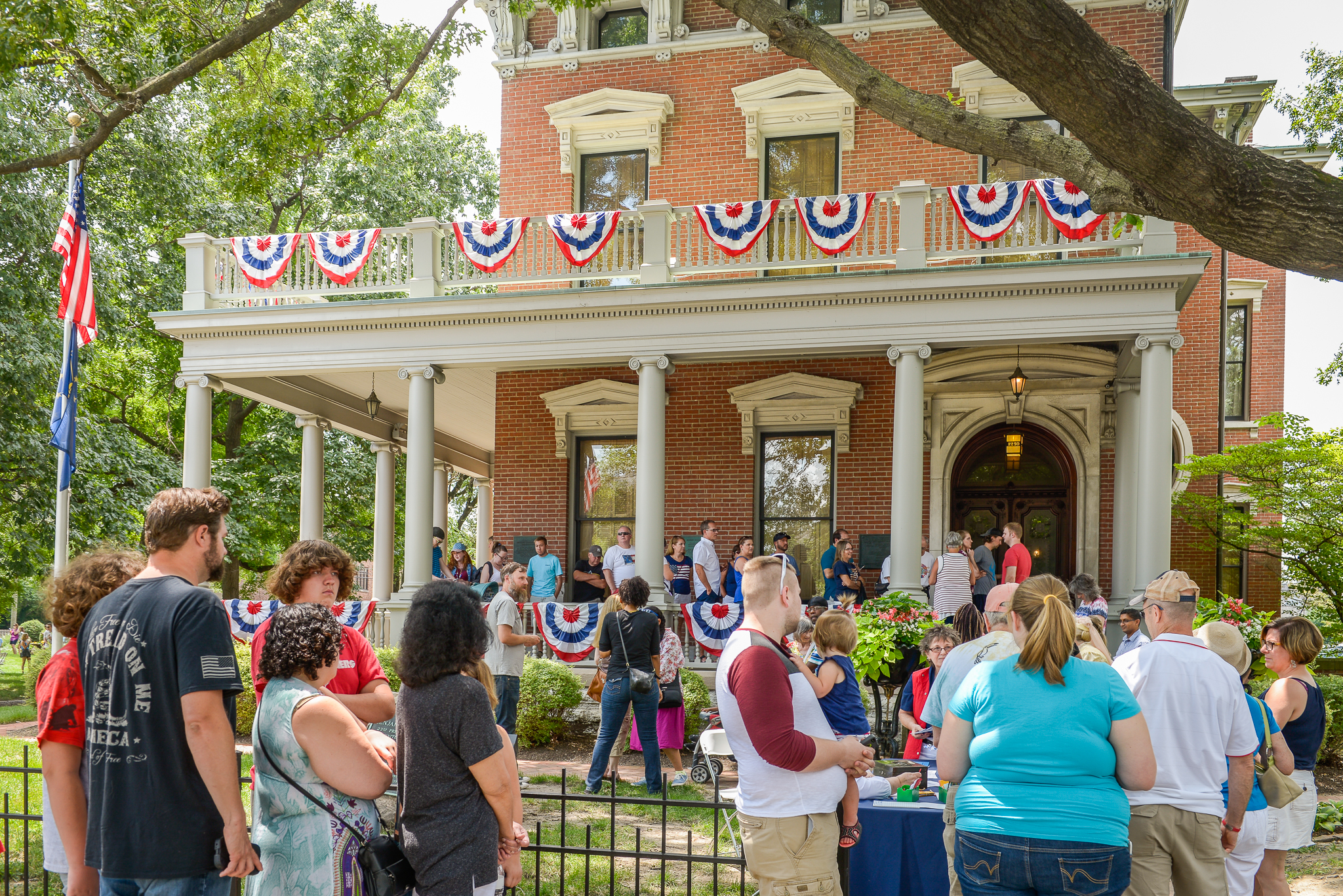 Photograph of a large crowd gathered outside the presidential mansion during a warm day, circa 2016.